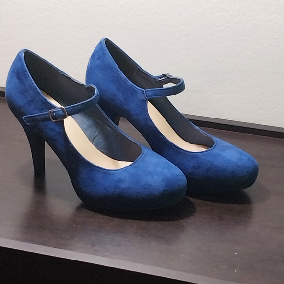 Electric blue heels - Picture 1 of 4